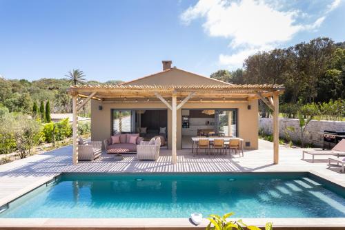 une villa avec une piscine et un kiosque dans l'établissement Domaine & Villas Version Maquis, à Bonifacio