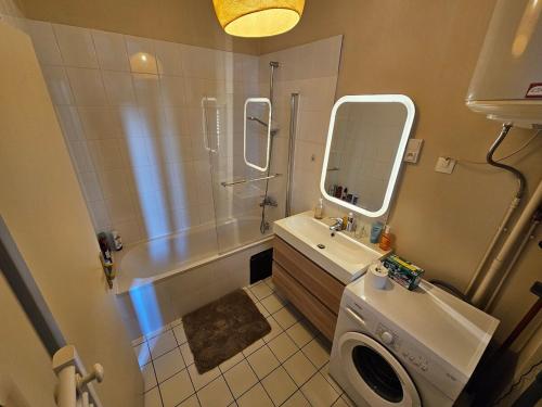 une salle de bain avec un lavabo, des toilettes et un miroir dans l'établissement A modern appartment, bright and calm, à Paris