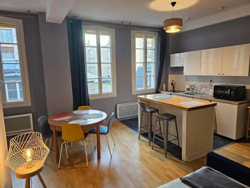 - une cuisine et un salon avec une table, une table et des chaises dans l'établissement A modern appartment, bright and calm, à Paris