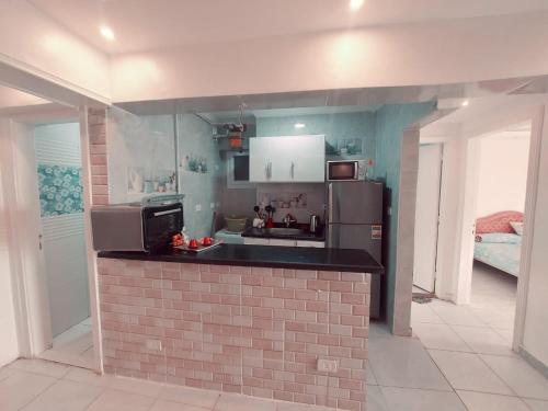eine Küche mit einer gemauerten Arbeitsplatte und einer Mikrowelle in der Unterkunft شقة مميزة بحر مباشر سيدى بشر in Alexandria