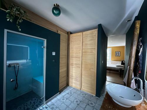 une salle de bain avec une douche, des toilettes et un lavabo dans l'établissement Loft des Chartreux - 150m2 4 chambres Hammam Piscine Centre-ville, à Marseille
