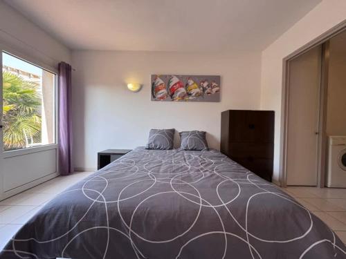 a bedroom with a large bed in a room at Dunes Apart-Hotel - Kiwi Residence in Aytré