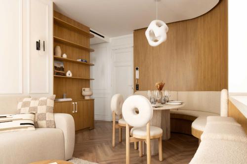 un salon avec une table et un canapé dans l'établissement Exclusive apt with AC - 2BD-6P - Quartier Latin, à Paris