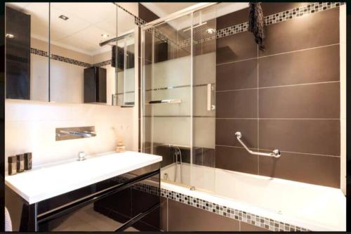 a bathroom with a sink and a shower at Estudio I vistas mar, cerca tren y Malaga in Torremolinos