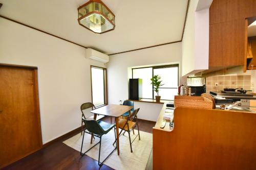 Η κουζίνα ή μικρή κουζίνα στο Beach side House SHELL kamakurahase