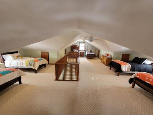 En eller flere senge i et værelse på The ESSEX HOUSE