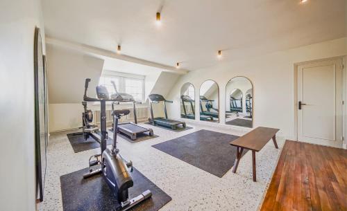 - une salle de sport avec tapis de course et vélos elliptiques dans l'établissement Opal Retreat - Luxury Home for 15 People, à Boulogne-sur-Mer