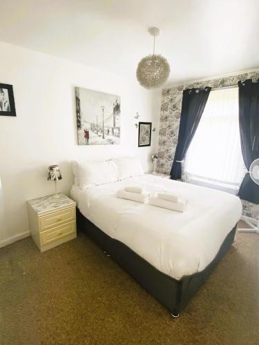 Postel nebo postele na pokoji v ubytování Relaxing family chalet in quiet area, short stroll to beach, nr to tranquil Norfolk Broads and Great Yarmouth