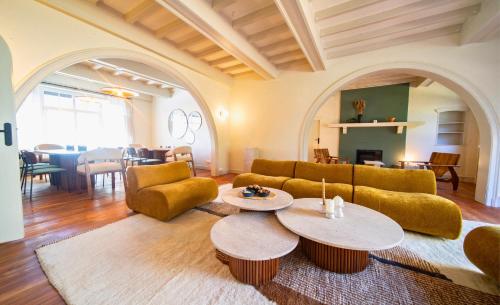 - un salon avec deux canapés et deux tables dans l'établissement Opal Retreat - Luxury Home for 15 People, à Boulogne-sur-Mer