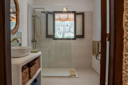 Koupelna v ubytování Villa en Cala Morell con piscina privada en el bosque