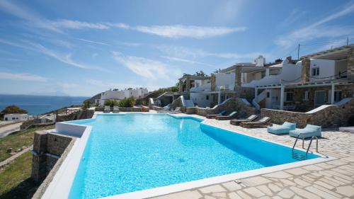 Bazén v ubytování Cavo Blue Villas nebo v jeho okolí
