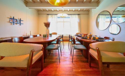 une chambre avec une grande table et des chaises dans un restaurant dans l'établissement Opal Retreat - Luxury Home for 15 People, à Boulogne-sur-Mer