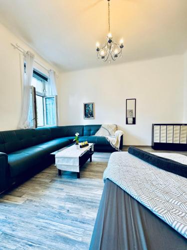 Χώρος καθιστικού στο Modern 2BR for 5P Peaceful & Central Stay