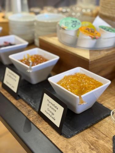 een buffet met kommen eten op tafel bij 4 Mori Family Village - Villaggio per Famiglie in Muravera