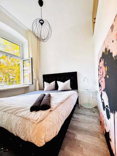 Ένα ή περισσότερα κρεβάτια σε δωμάτιο στο Modern 2BR for 5P Peaceful & Central Stay