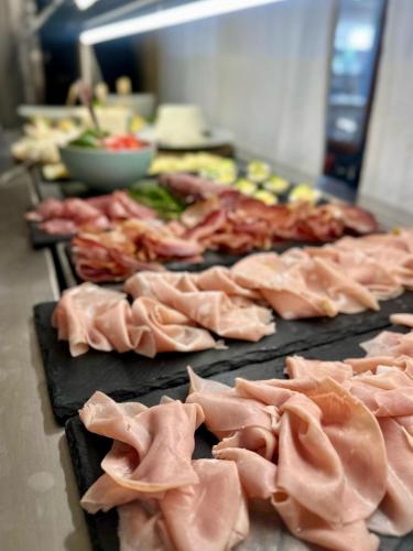 een rij vleeswaren en andere etenswaren op een tafel bij 4 Mori Family Village - Villaggio per Famiglie in Muravera