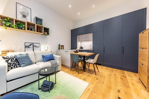 SUPERIOR DESIGN APARTMENT by JR City Apartments