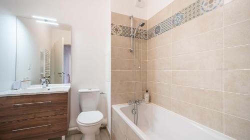 une salle de bain avec toilettes, baignoire et lavabo dans l'établissement Le ViewZen Duplex Asnières, à Asnières-sur-Seine