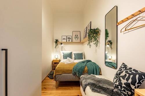 维也纳SUPERIOR DESIGN APARTMENT by JR City Apartments的一间带床和沙发的小卧室