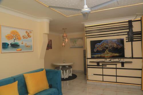 Μια τηλεόραση ή/και κέντρο ψυχαγωγίας στο Beautiful Spaces 3 bedroomed bungalow