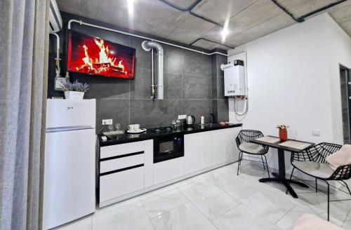 une cuisine avec un réfrigérateur blanc et une table dans l'établissement Elegant apartments in the city center Brewery, à Rivne