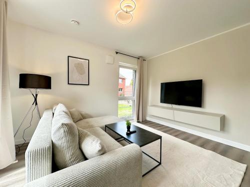 Harmony Homes - Nähe Bahnhof - Terasse - Smart-TV - Nähe Hamburg & Flughafenにあるテレビまたはエンターテインメントセンター