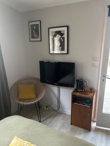 Μια τηλεόραση ή/και κέντρο ψυχαγωγίας στο Chambre indépendante Les Chênes