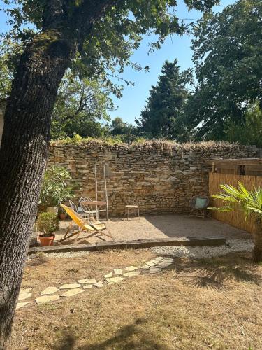 Κήπος έξω από το Chambre indépendante Les Chênes