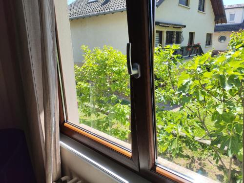 Κήπος έξω από το Colmar Room,chambre privée chez l'habitant,parking voiture devant la maison,garage moto et vélo