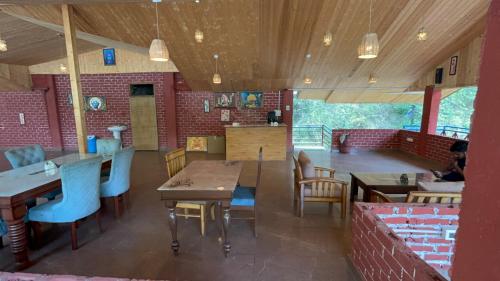 Gallery image of Usha River Side Resort in Gushaini