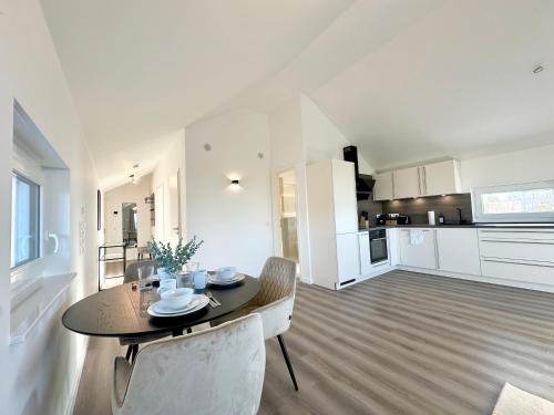 Harmony Homes - Nähe Bahnhof - Terasse - Smart-TV - Nähe Hamburg & Flughafenにあるキッチンまたは簡易キッチン