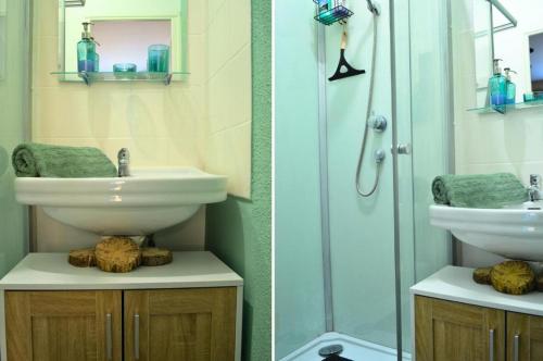 - deux photos d'une salle de bains avec un lavabo et une douche dans l'établissement Le petit refuge de Venose, à La Châtre