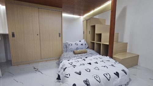 トゥゲガラオ・シティにあるCozy Private Room C at 3Z Transient Houseのベッドルーム1室(ベッド1台付)、階段