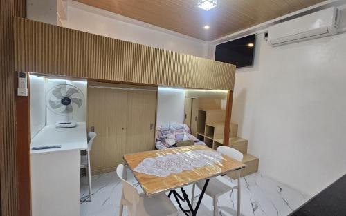 トゥゲガラオ・シティにあるCozy Private Room C at 3Z Transient Houseのキッチン、ダイニングルーム(テーブル、椅子付)