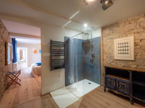 une salle de bain avec une douche en verre dans une chambre dans l'établissement Charming House In The Heart Of Dordogne, à Monpazier