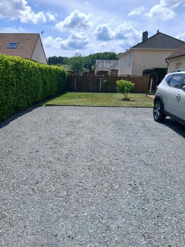 une voiture garée dans l'allée d'une maison dans l'établissement Chambre meublé chez habitant, à Roézé-sur-Sarthe