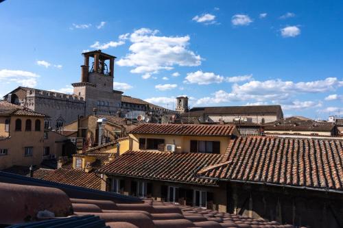 佩鲁贾Scappo in Umbria, L'attico del corso的带有钟楼和屋顶的城市景观
