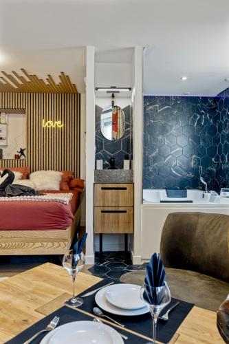une salle à manger avec une table et un lit dans l'établissement Love Room - Luxe et Romance, à Bourg-en-Bresse