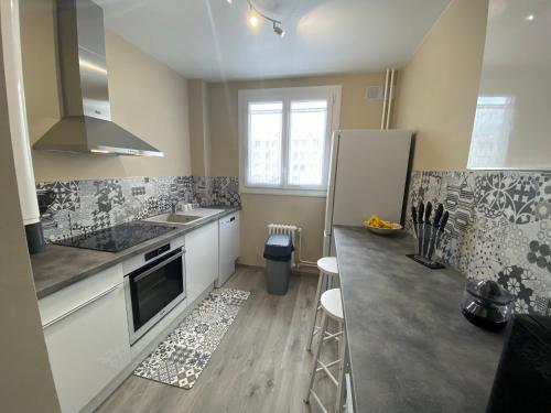 une cuisine avec un évier et un réfrigérateur dans l'établissement Superbe logement - 2 chambres - en centre-ville avec parking, à Troyes