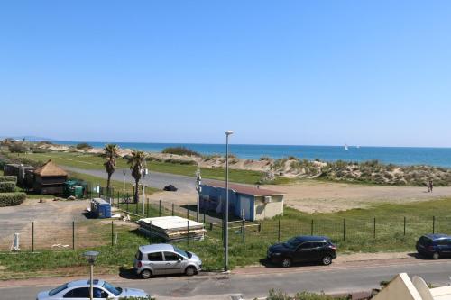 - un parking avec des voitures garées à côté de la plage dans l'établissement Studio 232, Héliopolis AB au village naturiste, au Cap d'Agde