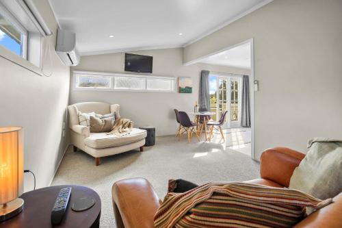 Te KowhaiにあるSpacious country guest houseのソファと椅子のあるリビングルーム