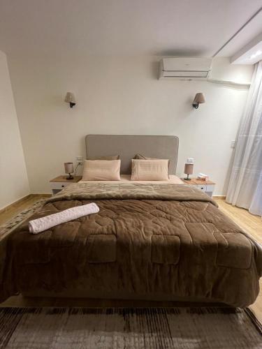 Postel nebo postele na pokoji v ubytování New cairo - nasr city 2 bedroom furnished