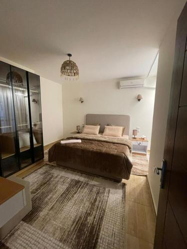 Postel nebo postele na pokoji v ubytování New cairo - nasr city 2 bedroom furnished