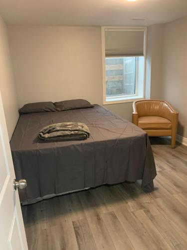 Postel nebo postele na pokoji v ubytování Basement unit in Brampton