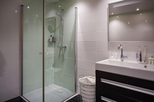 une salle de bain avec une douche en verre et un lavabo dans l'établissement Villa des Chênes, à Roquebrune-sur Argens