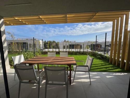 Spacious Beach House in Malaga-Cala de Mijas, amazing see view, 3 bedroom, garden & Common Pool