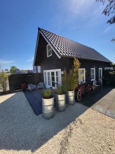 a small house with bikes parked outside of it at Je B&B Giethoorn, incl fietsen! in Giethoorn