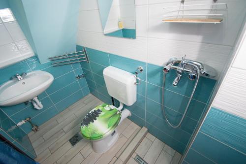 a bathroom with a toilet and a sink at Árpi-Ria Üdülőház in Balatonfüred