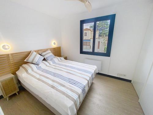 un lit dans une chambre avec une fenêtre dans l'établissement bel appartement deux pas des plages 351L, à Cannes