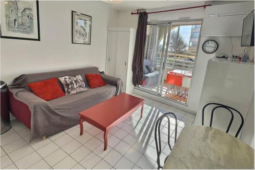 un salon avec un canapé et une table dans l'établissement Lanc, à Valras-Plage